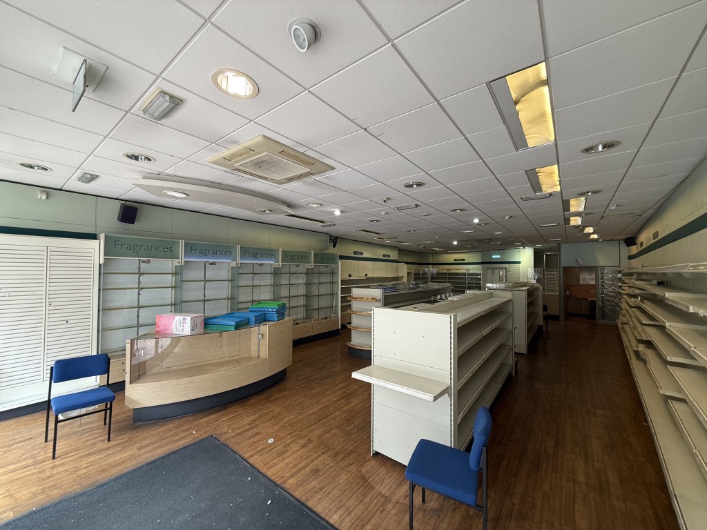 Lot: 42 - SUBSTANTIAL FREEHOLD FORMER PHARMACY WITH EXTENSIVE COMMERCIAL ACCOMMODATION - Shop area looking up to the rear of the shop